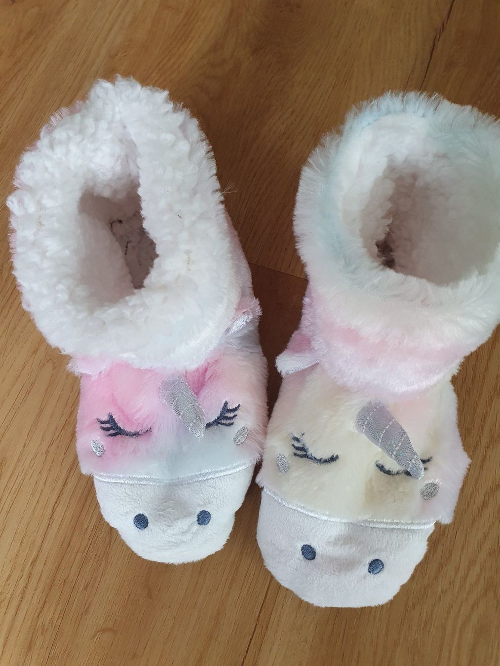 Scarpe per ragazze: Kuschel Hausschuhe Einhorn Gr. 30 / 31 – Nuovo (secondo la descrizione) da Heinrichswil venduto da frankie19860 2