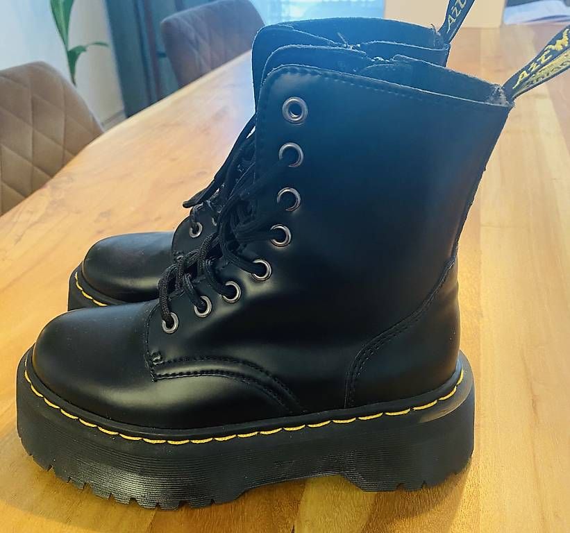Chaussures hommes: Dr. Martens Neu – D'occasion à Thörishaus par Liliana016