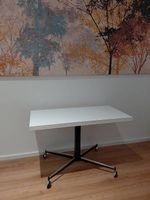 Tisch weiss Metallgestell Rollen Breite 80cm Höhe 74cm