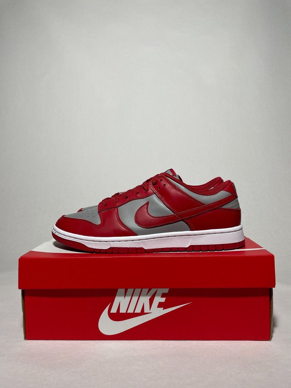 Nike Herrenschuhe: Nike Dunk Low Retro Grey Varsity Red 45 – Neu und originalverpackt aus Freidorf TG von kickznlacez