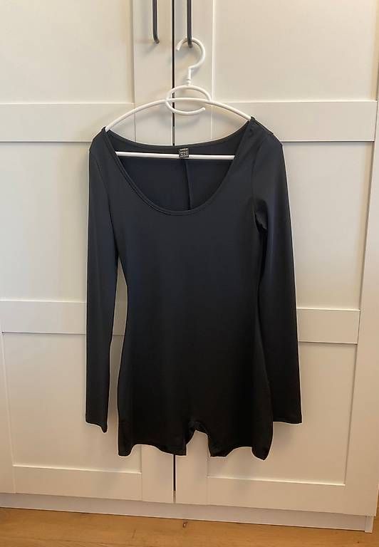 Jumpsuits: Schwarzer Jumpsuit mit langen Ärmeln  Grösse XS – Gebraucht aus Wettingen von monikazefi