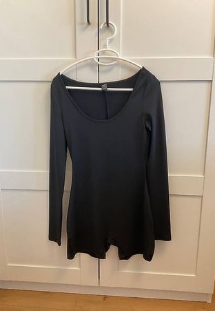Schwarzer Jumpsuit mit langen Ärmeln  Grösse XS