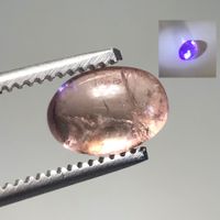fluoreszierendes Turmalin Cabochon, 2,5 Karat, Kongo