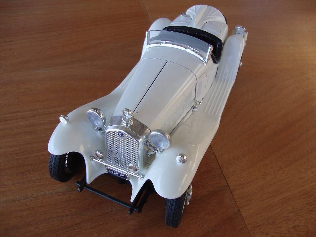 Modellini d'auto: Modell-Auto Alfa Romeo Mod.1932 1:18 weiss – Usato da Aedermannsdorf venduto da ape46