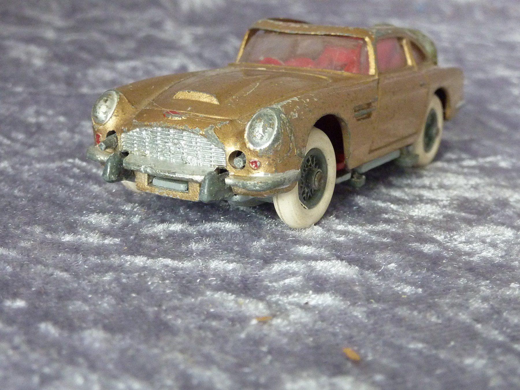 Aston Martin Modellini d'auto: Aston Martin DB5 James Bond gold  1:43 – Difettoso da Dürrenäsch venduto da modellautos4you