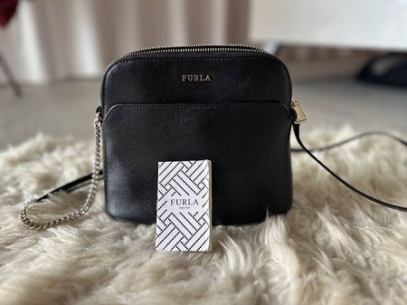 Furla Umhängetasche schwarz neuwertig