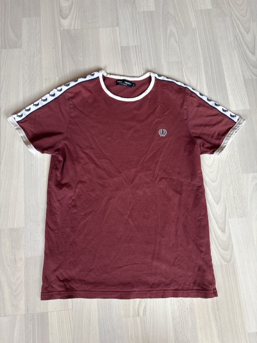 Fred Perry T-shirt: Fred Perry T-shirt  – Usato da Blignou (Ayent) venduto da Lucas.s23