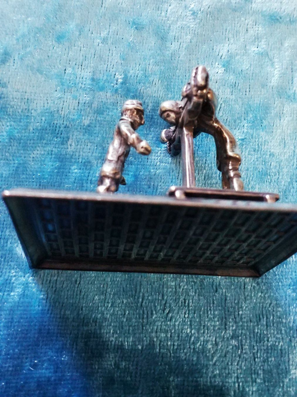 Statuette: Silberminiatur "Mann am Pranger mit Spötter", antik – Usato da Gordola venduto da ale_5wbc 5