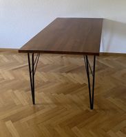 Massiver Esstisch aus Holz und Metall