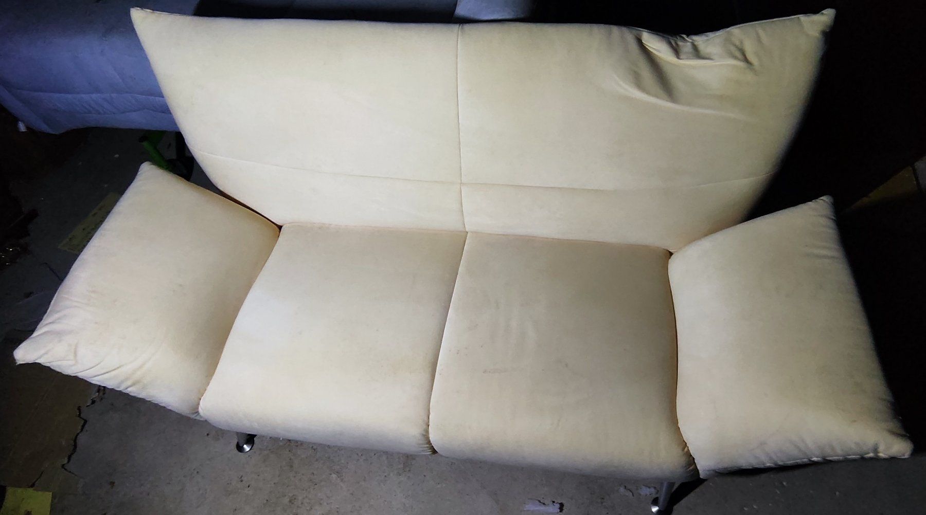 Sofas: 2er Sofa, Bezug Alcantara beige – D'occasion à Rorschacherberg par snOOpydOg11 2