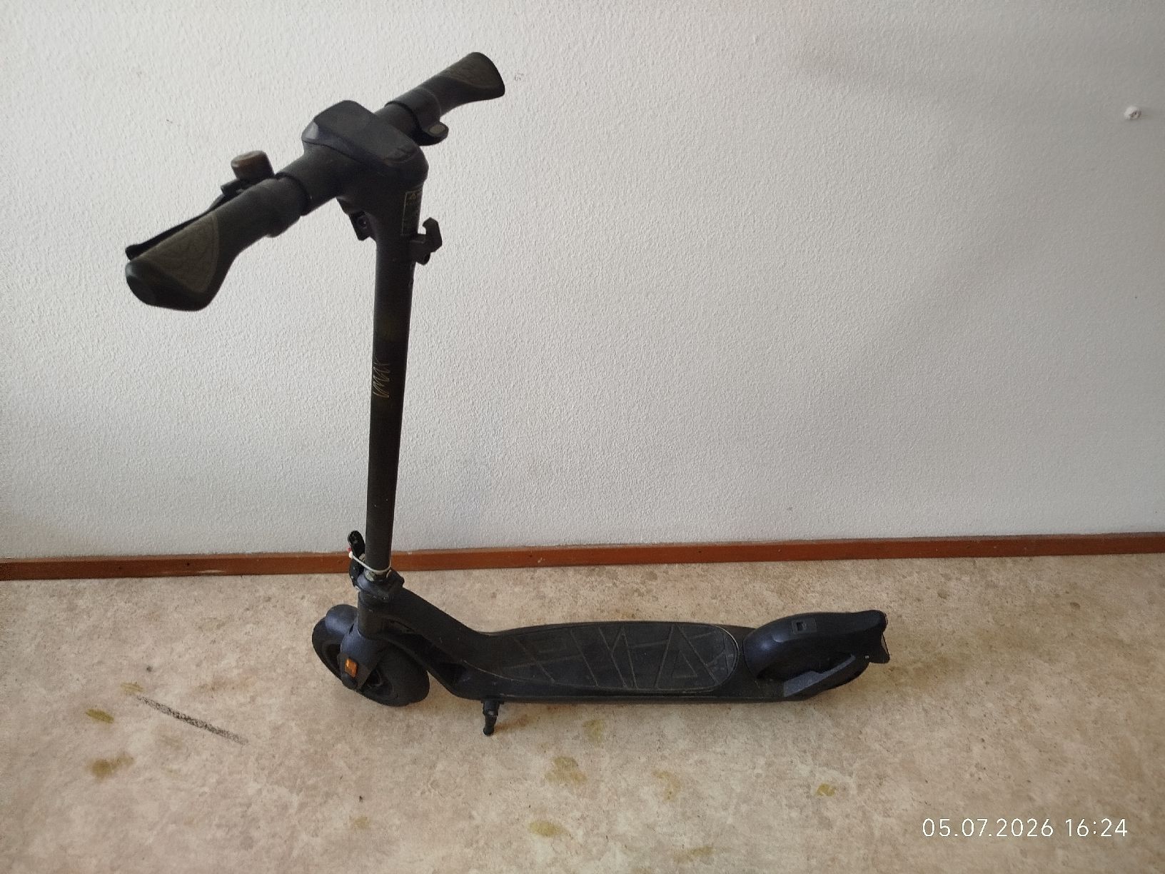 Scooter: Electric Scooter VMAX VX1 with Charger – Usato da Zürich venduto da etronicspy