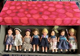 Box mit 8 kleinen Trachtenpuppen 9 cm mit div. Kleidern