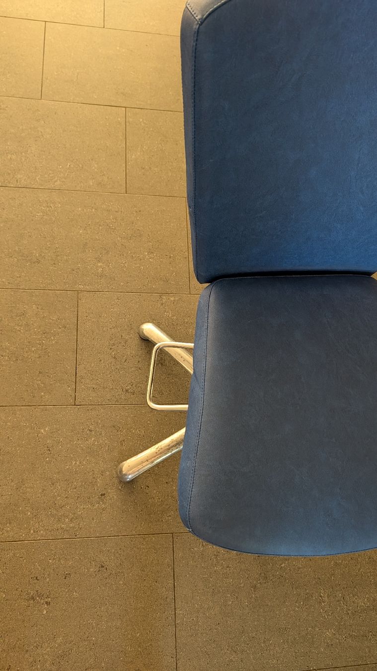 Sedie: Coiffure Stuhl Blau  – Usato da Volketswil venduto da cloudy68 1