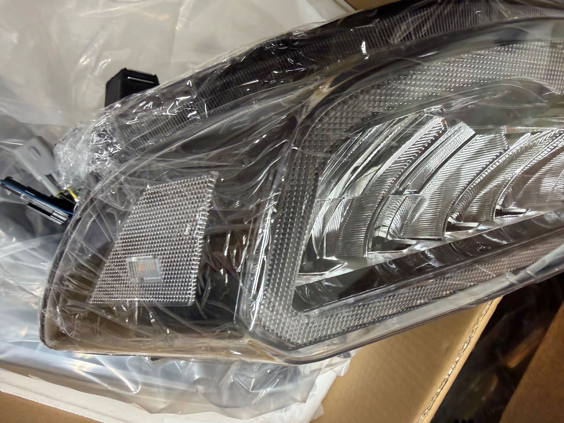 Subaru Tutti pezzi di ricambio auto: Fari anteriori Subaru – Nuovo e nell'imballaggio originale da Broglio venduto da lory00 3