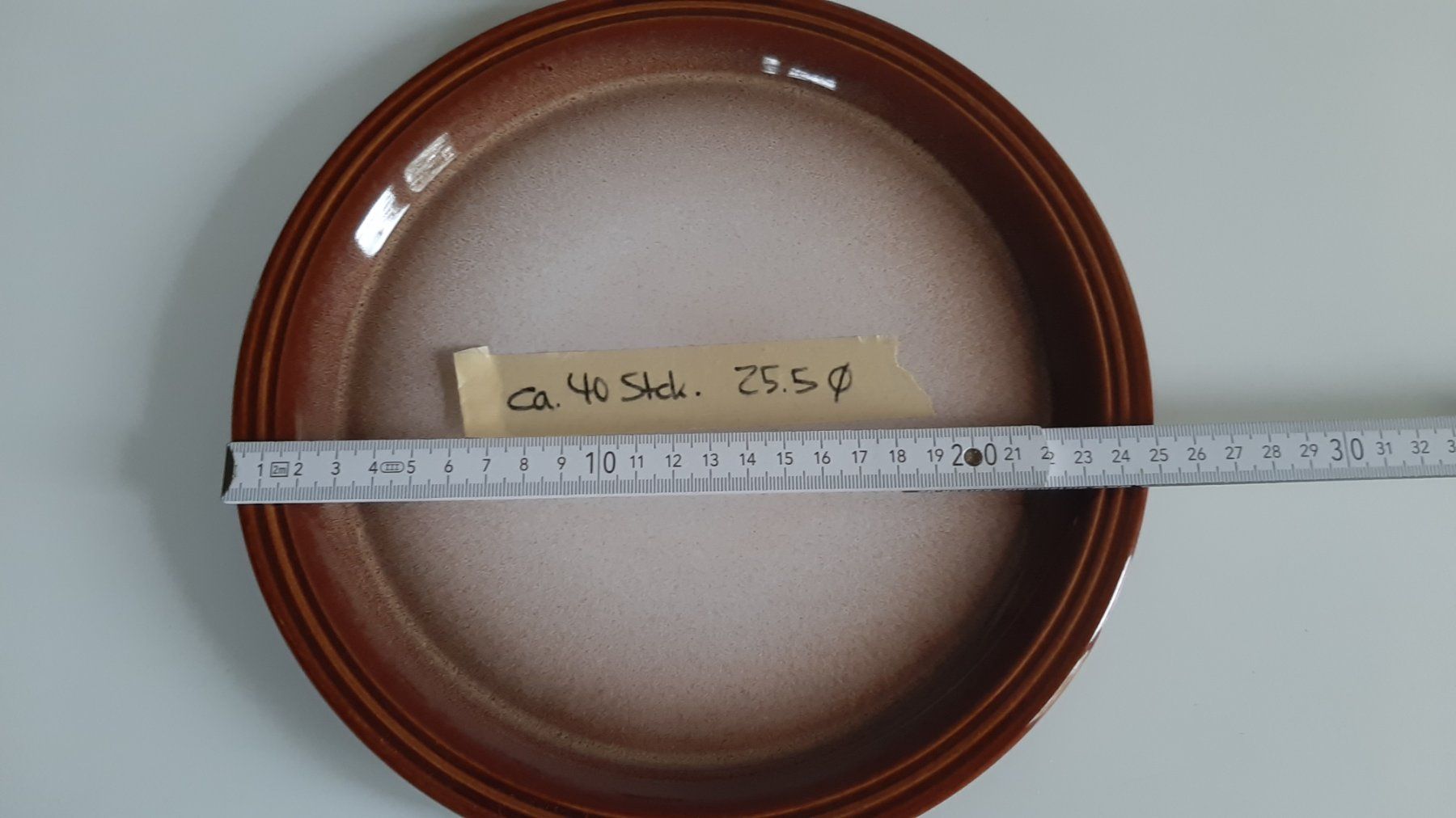 Teller: 39 Teller flach, braun, 25,5 cm – Gebraucht aus Andwil SG von sivobr