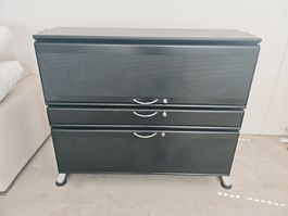 Schwarzes Schubladenmöbel/ mit Schlüsseln