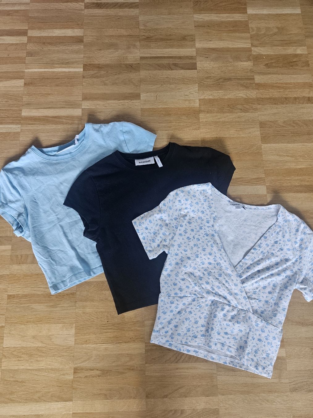 Weekday T-Shirts: 3er Shirt Set eng anliegend – Gebraucht aus Zürich von leonard014