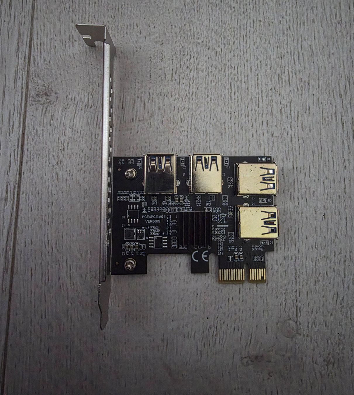 Coin Miner: Pcie Splitter 1 to 4 - Graphics cards - Mining – Nuovo e nell'imballaggio originale da Jouxtens-Mézery venduto da ger_hpd5