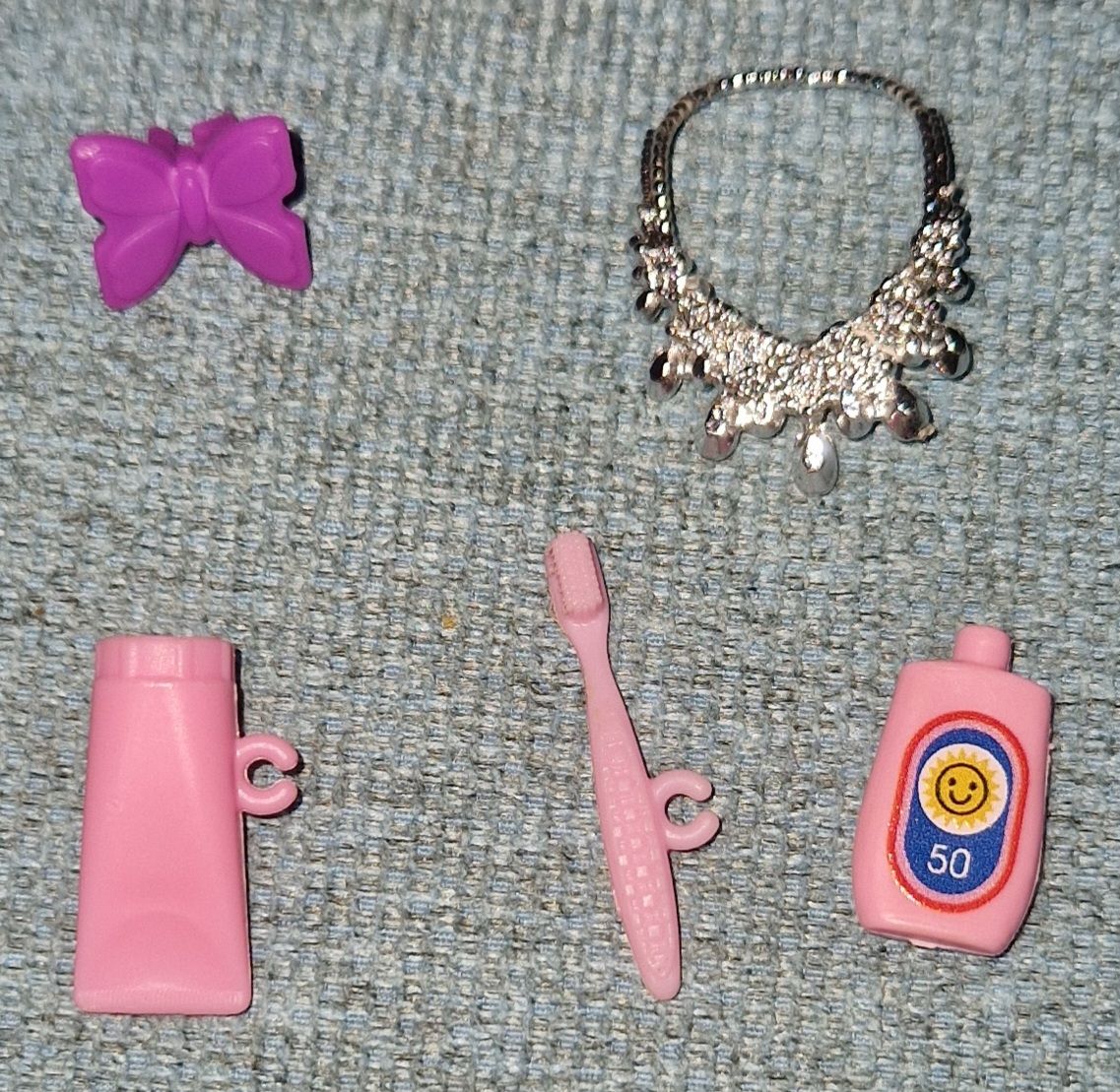Bambole: Accessoires pour Barbie  – Usato da Couvet venduto da Pioune