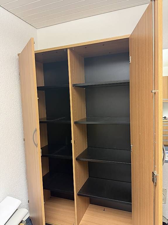 Cassettiere: Holzschrank – Usato da Waltenschwil venduto da Levin.Wiederkehr 1