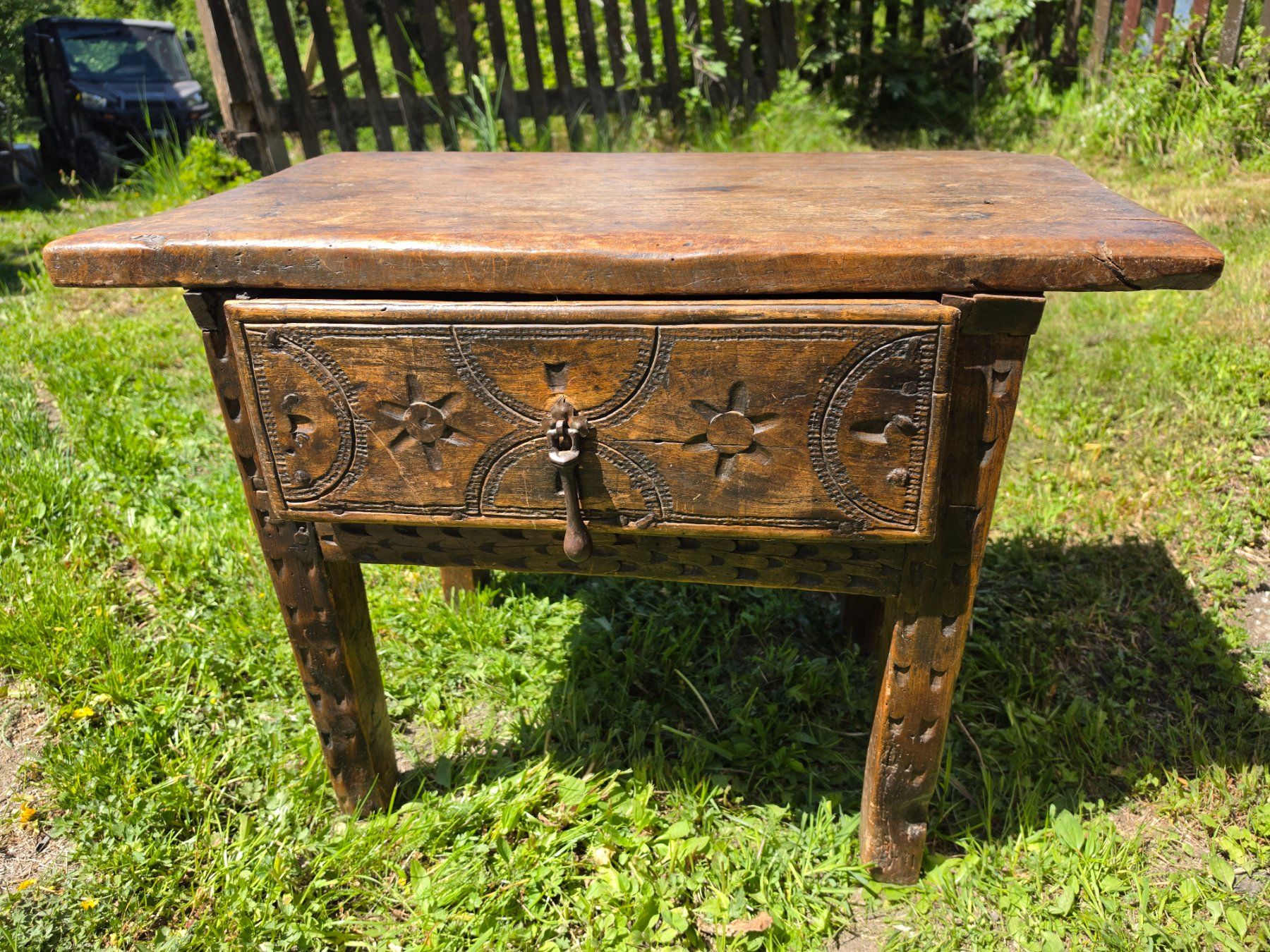Tavoli: Petite table antique en noyer massif – Usato da Haute-Nendaz venduto da Bart84