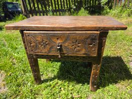 Petite table antique en noyer massif