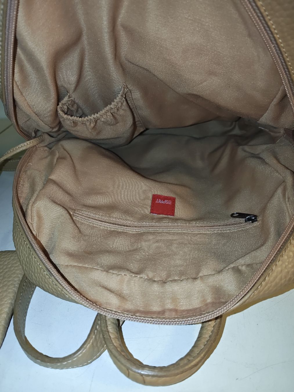 Esprit Rucksäcke: Rucksack von Esprit in beige, Lederimitat. (nov459) – Gebraucht aus Künten von Schnaepplihuus 4