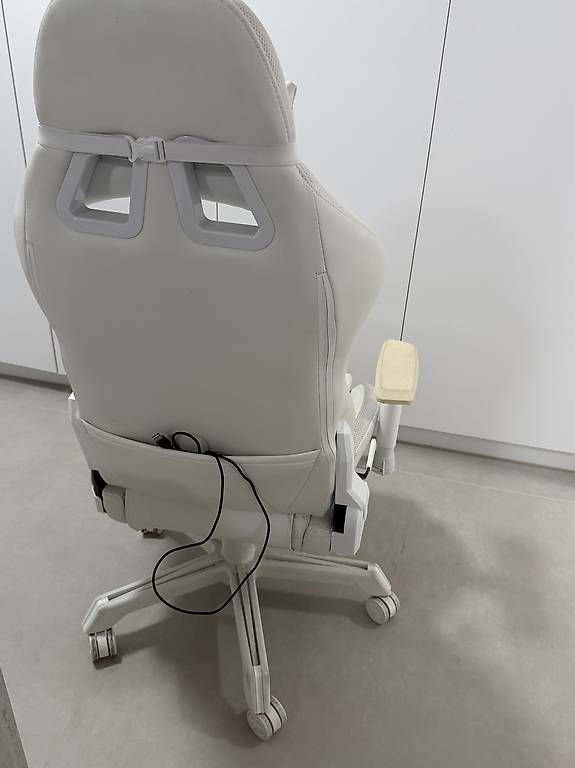Chaises: Gamingstuhl weiss mit led – D'occasion à Obergerlafingen par sero97 2