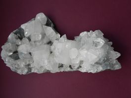 Apophyllit mit glasklaren Kristallen aus Indien
