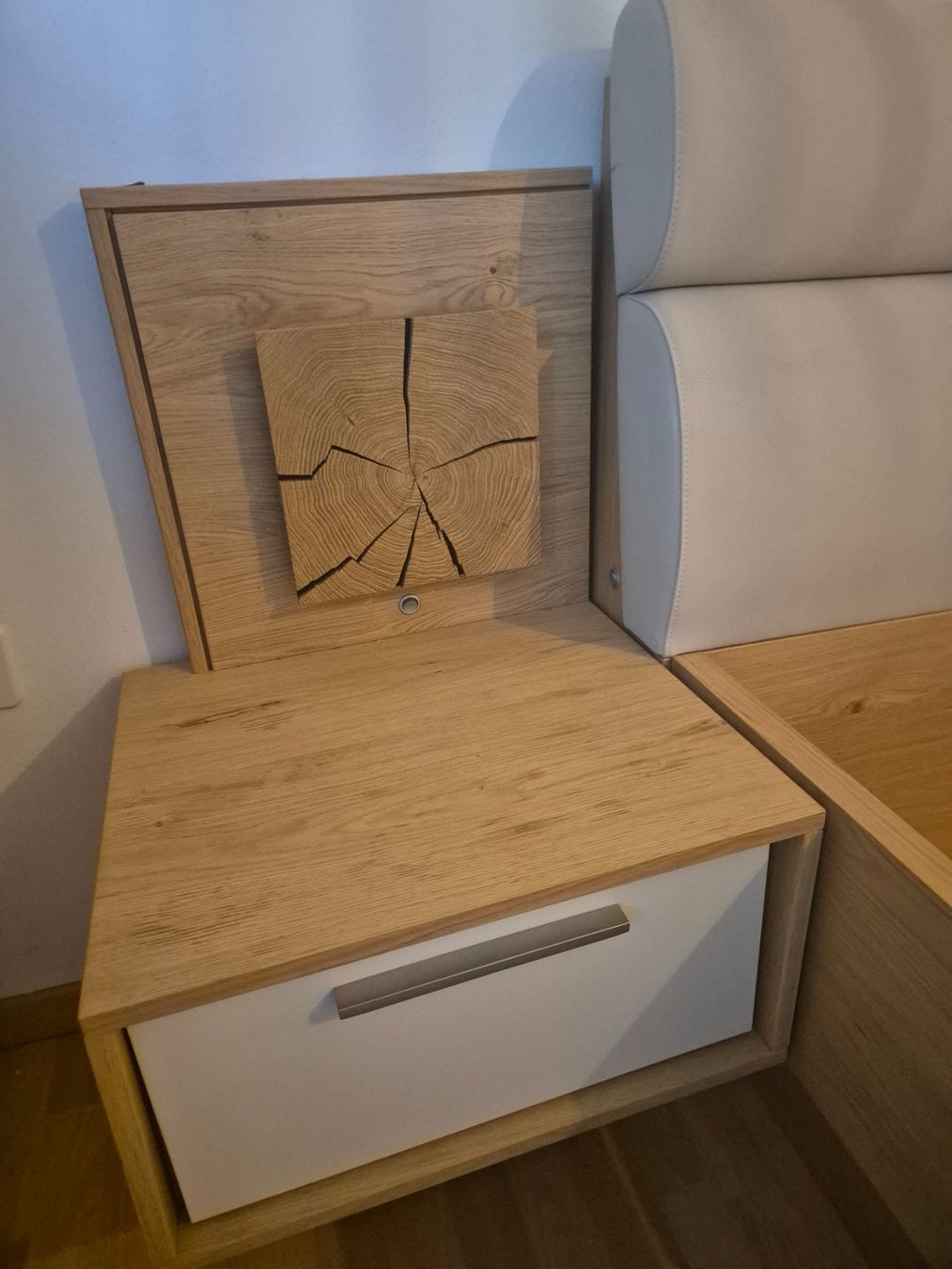Pfister Lits: Bett mit Nachttischen Eiche Massiv mit Beleuchtung – D'occasion à Bassersdorf par deb_6fnb 1