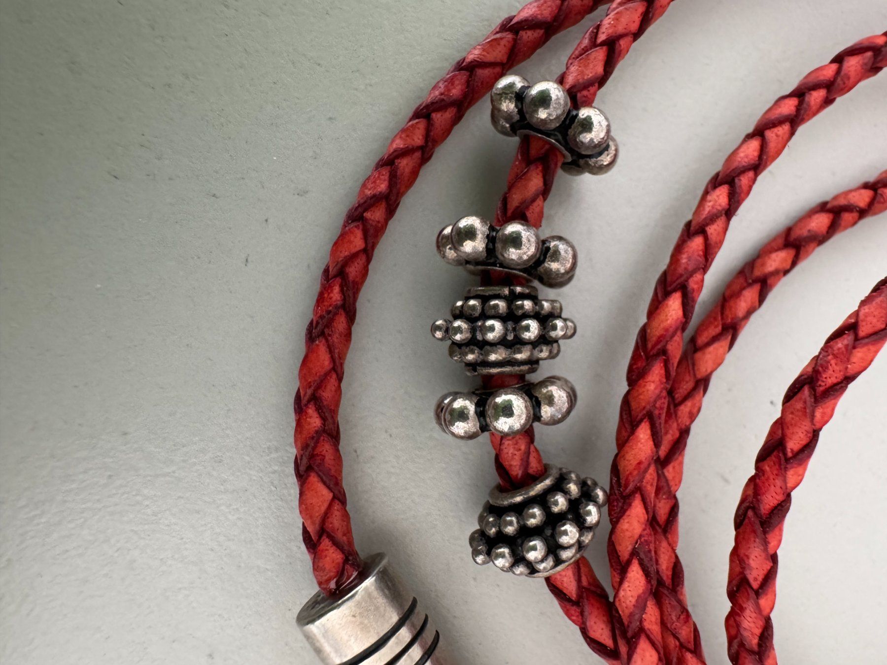 Bracciali & Braccialetti: Rotes Lederarmband mit silbernen Akzenten – Nuovo e nell'imballaggio originale da Stäfa venduto da Mofi8712 2