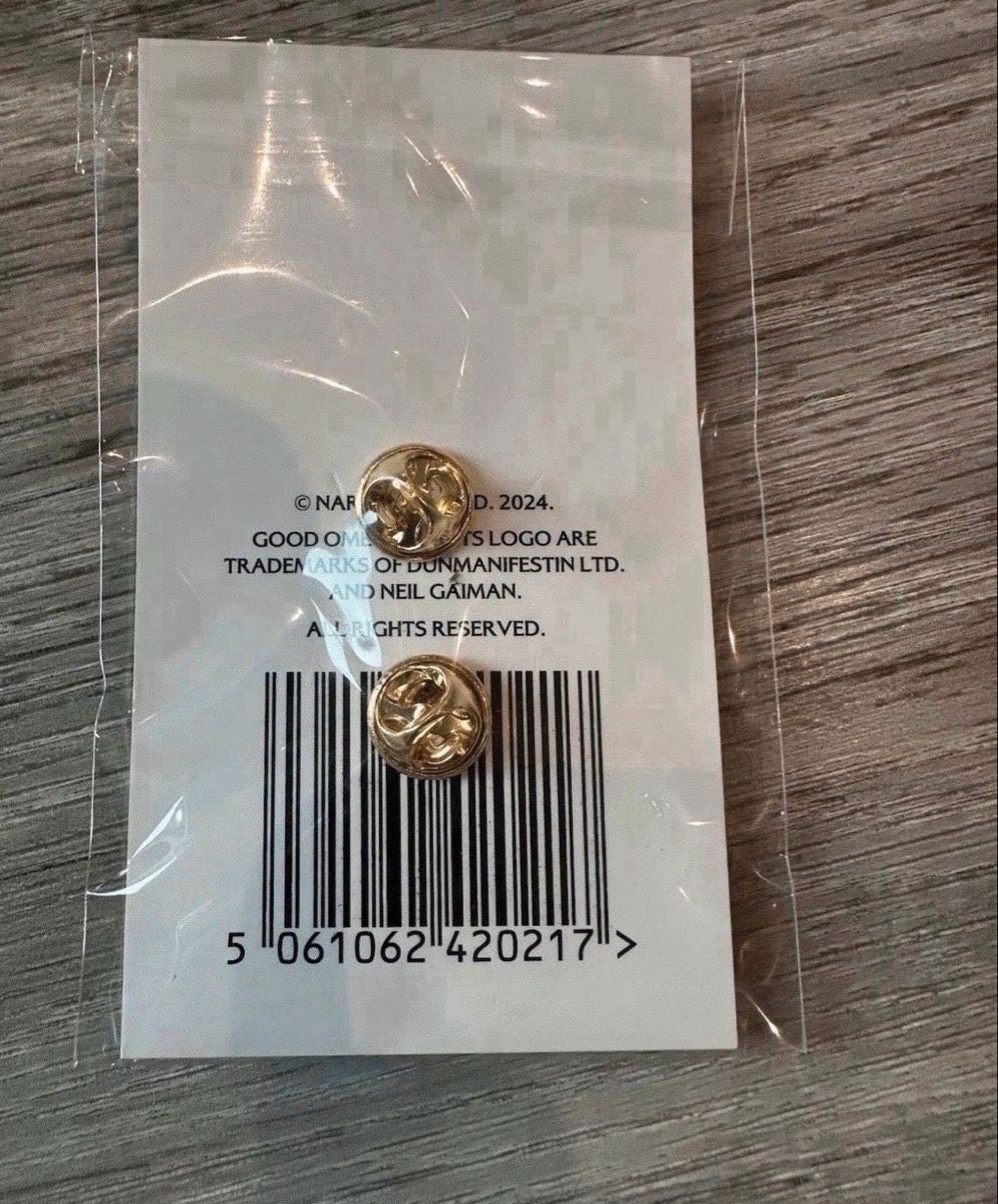 Placchette & Badge: Original Good Omens Comic Buch Pin - Aziraphale – Nuovo e nell'imballaggio originale da Balgach venduto da ren_xy57 1