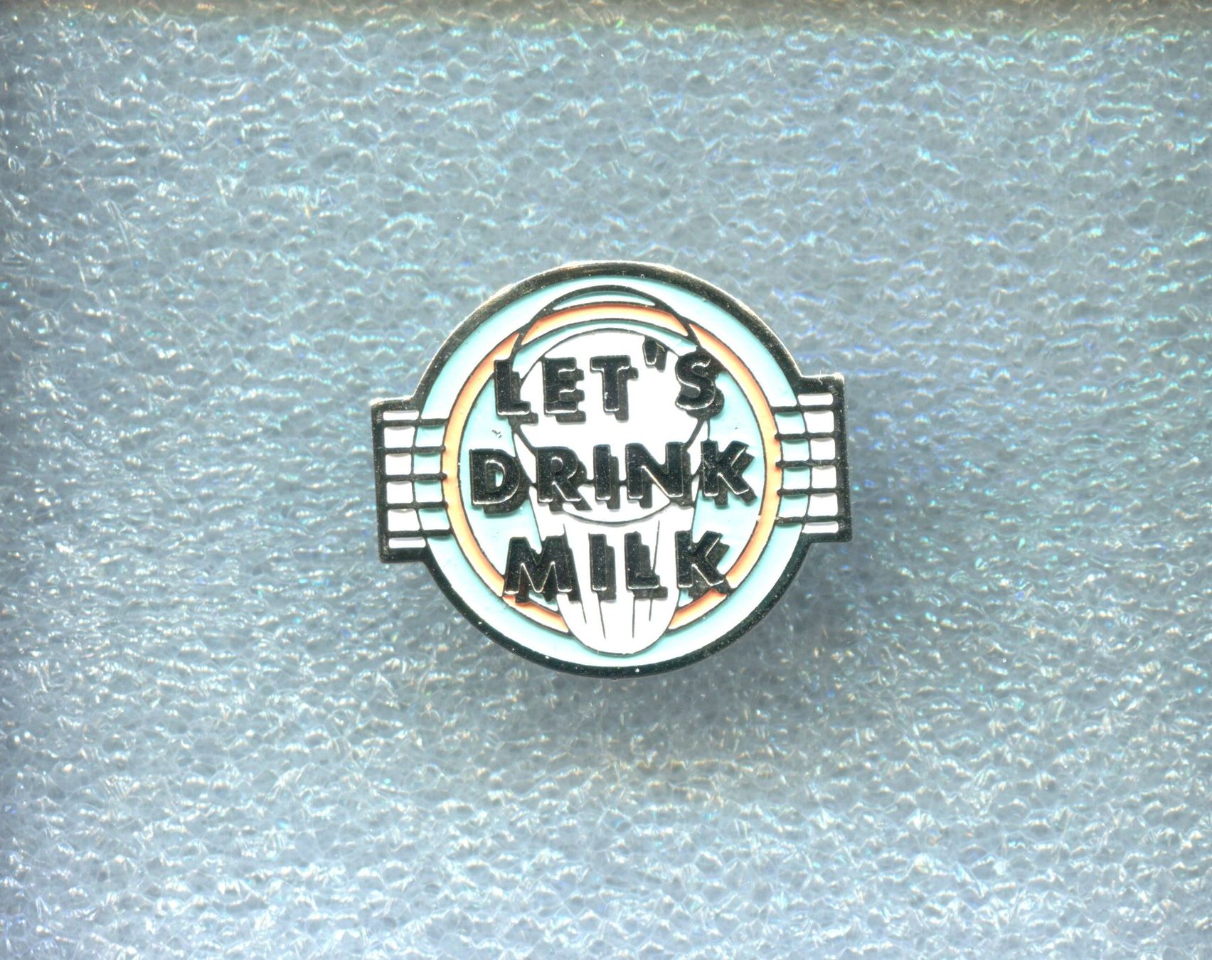 Placchette & Badge: LET'S DRINK MILK – Usato da Winterthur venduto da Sammleroase