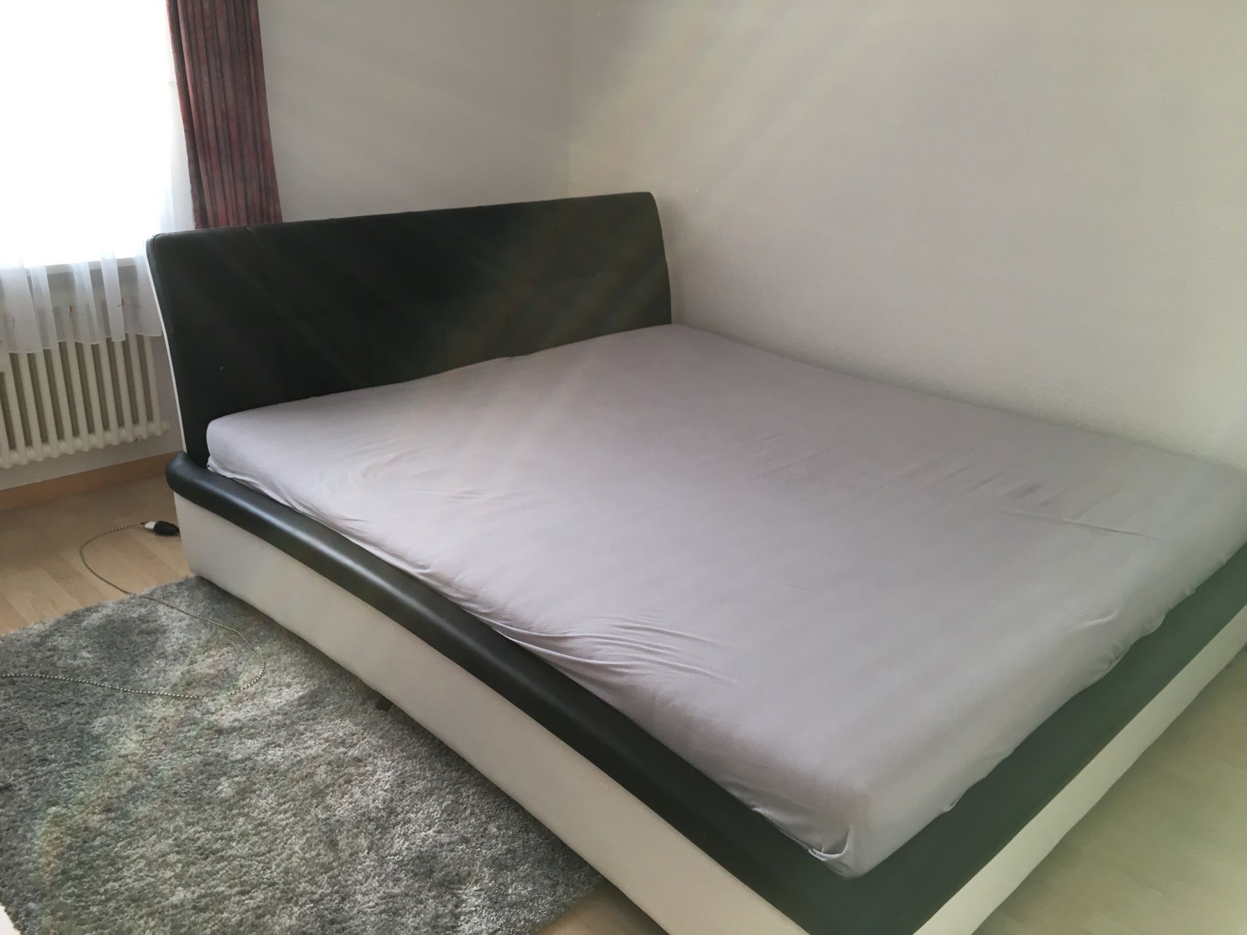 Betten: Bett 1.8m x 2m mit 2x Nachttischli – Gebraucht aus Zuzwil SG von robs01