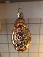Kleiner Anhänger, goldfarbener Weihnachtsmann aus Glas