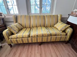 Antikes Sofa mit schönem Bezug vermutlich Seide