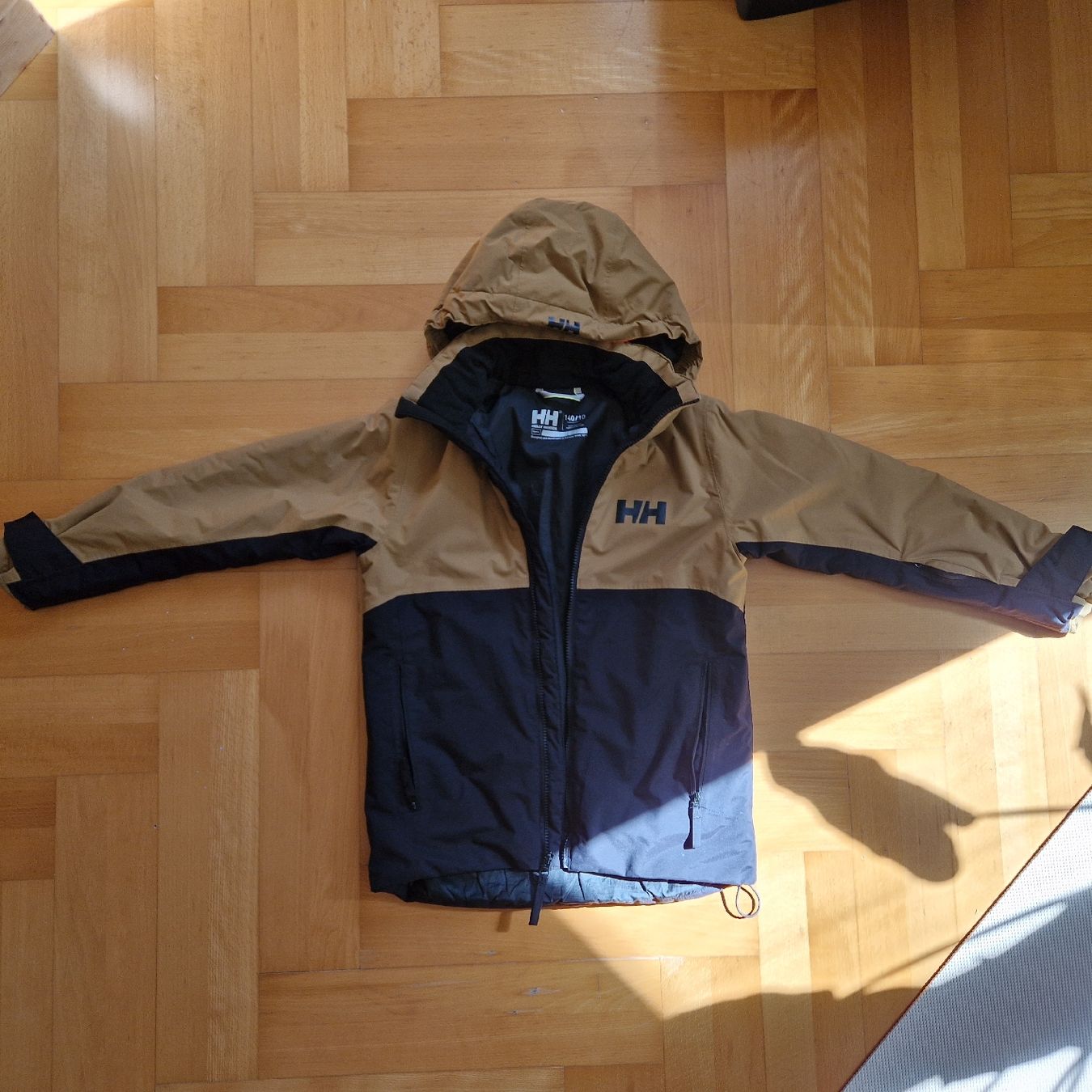 Helly Hansen Giacche: Robuste schwarz-braune Winterjacke Helly Hansen Gr. 140 – Usato da Zürich venduto da Kauh
