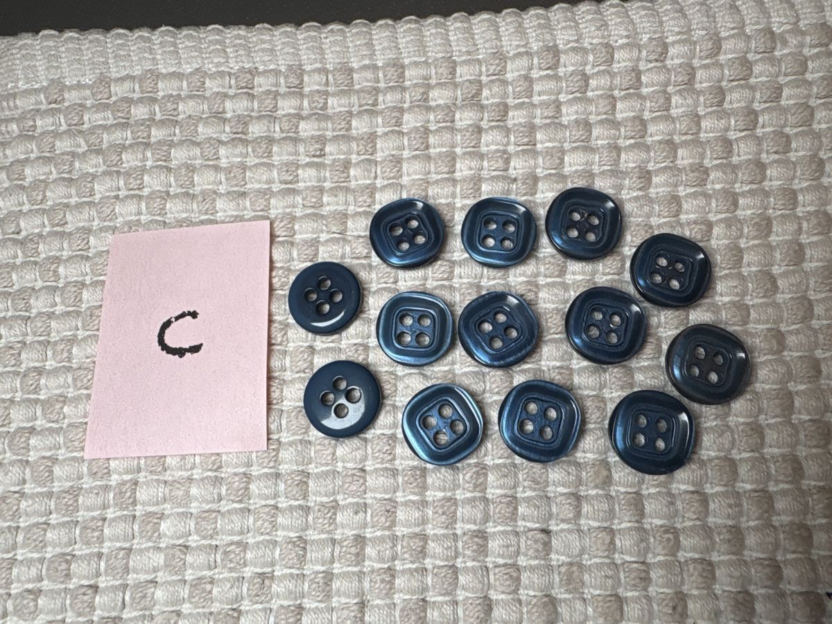 Boutons: 13 Kunststoff Knöpfe Blau – Neuf (Voir description) à Rümlang par BoutiqueMonique16