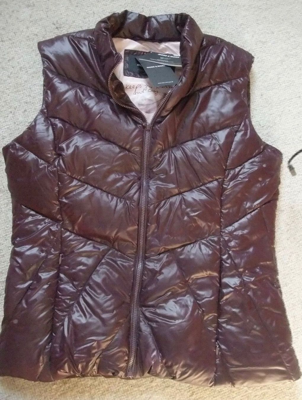 Gilet & Giacche senza maniche: More&More Steppweste/Gilet Farbe: Beere – Nuovo e nell'imballaggio originale da Kreuzlingen venduto da shopaholicatheart_2