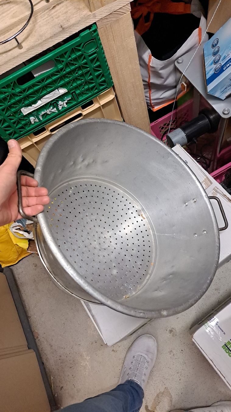 Alle Werkzeuge: Großes Aluminiumsieb mit Griffen – Gebraucht aus Märstetten von Antoo92