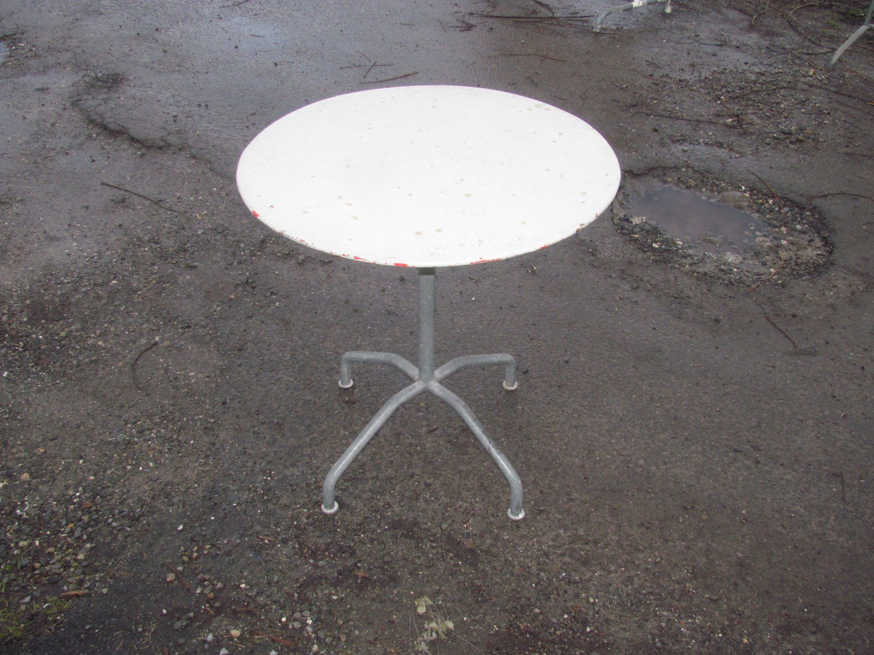 Tische: Blechtisch Gartentisch Bistrotisch 70cm klappbar – Gebraucht aus Malters von Monark 2