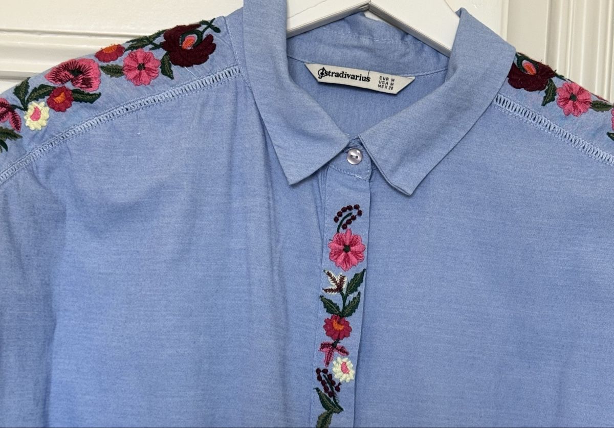 Stradivarius Blusen: Stradivarius Bluse Hellblau mit Blumenstickerei Gr. M. – Neu (gemäss Beschreibung) aus Zürich von ber_78xz 2