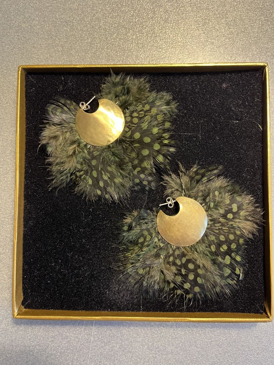 Orecchini pendenti & Orecchini a lobo: brass and feather earrings K.Makriyianni – Nuovo (secondo la descrizione) da Lausanne venduto da joltei