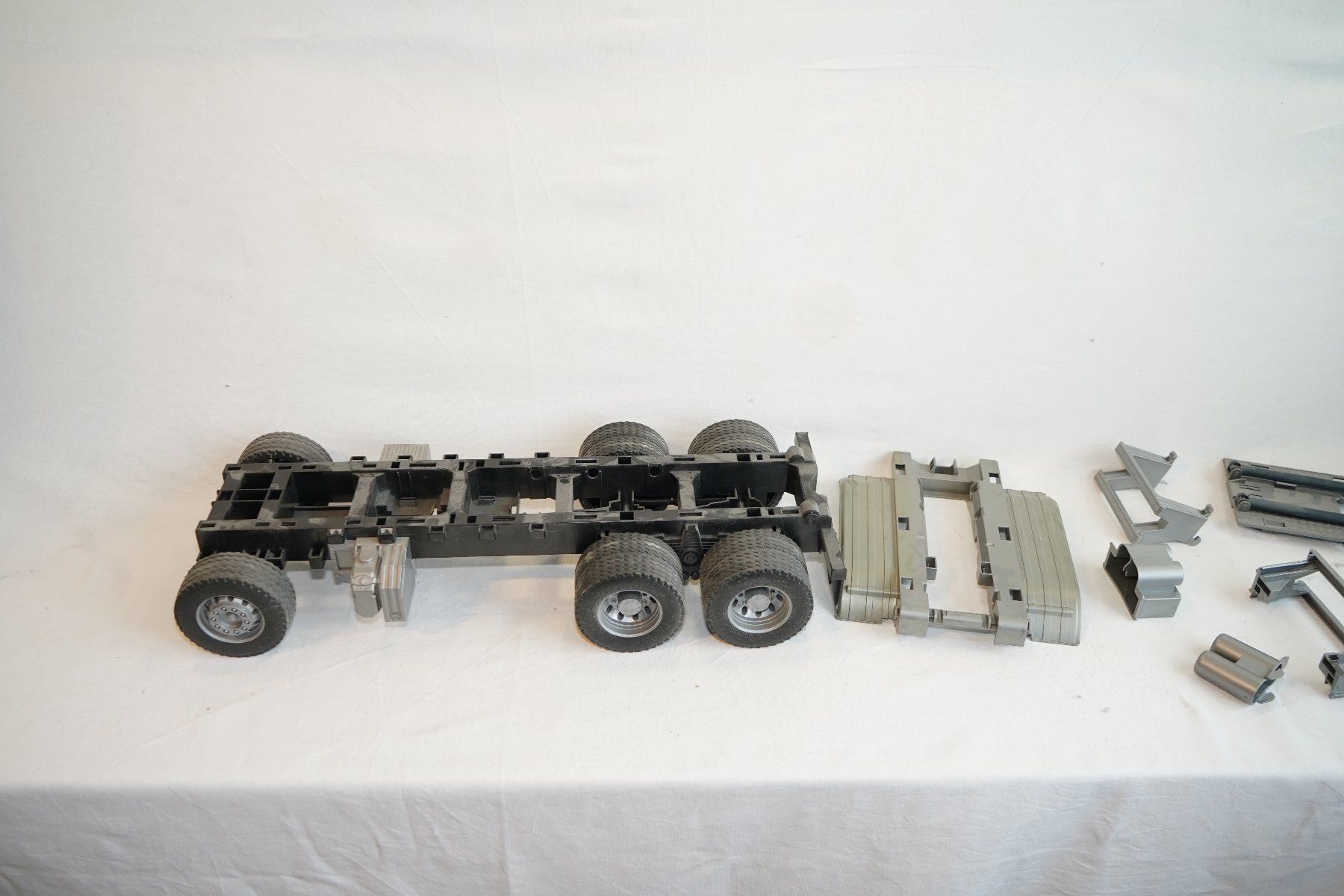 Bruder Giocattoli: BRUDER LKW Chassis und Teile – Difettoso da Ruswil venduto da wil_9xhv