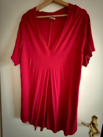rotes  Shirt mit V-Ausschnitt, Grösse 48