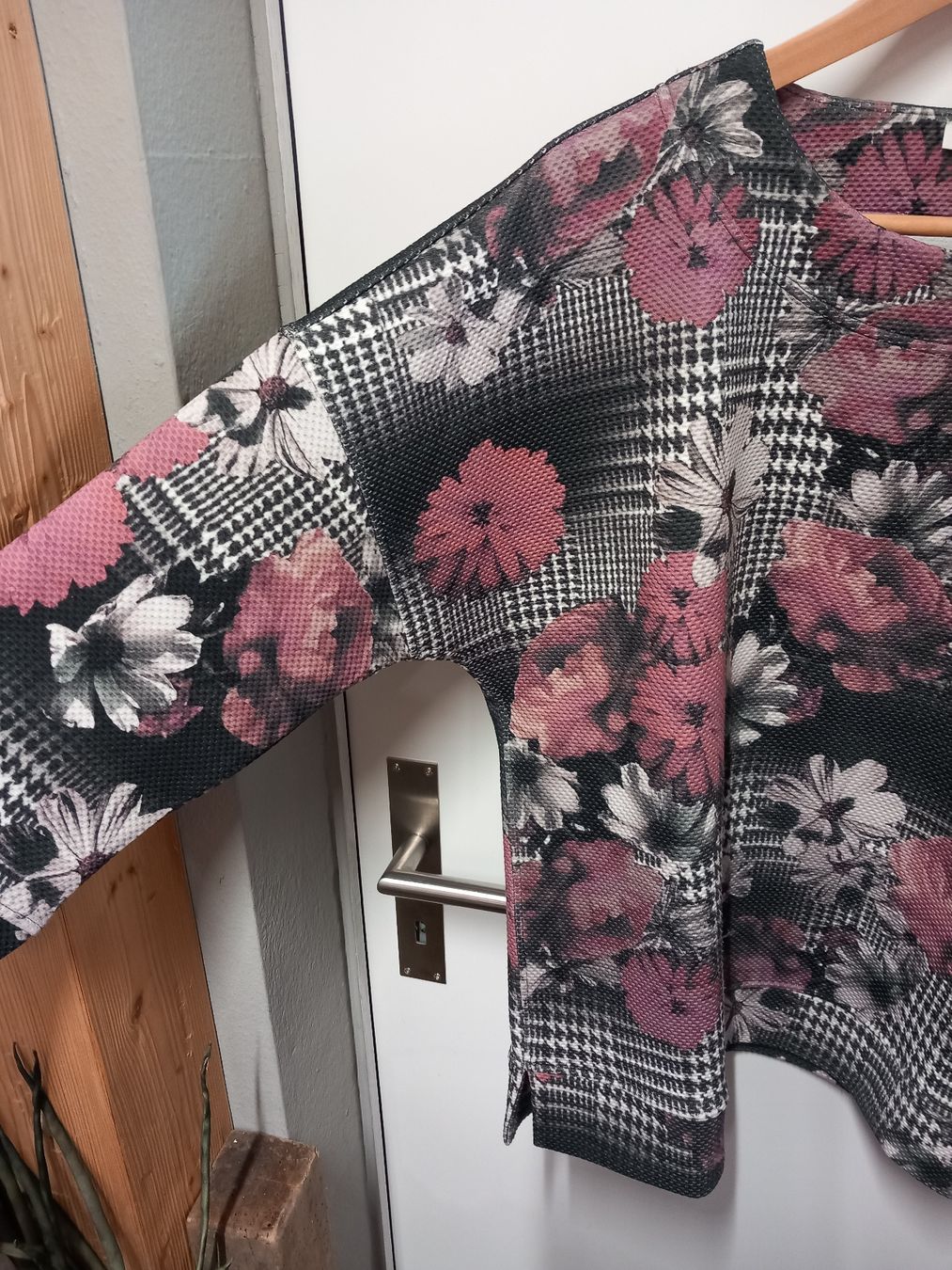 Pullover & Sweatshirts: SANI BLU Pullover Gr.42, Karo, Blumen, Top Zustand! – Gebraucht aus Gwatt (Thun) von umwelt-brocki 3