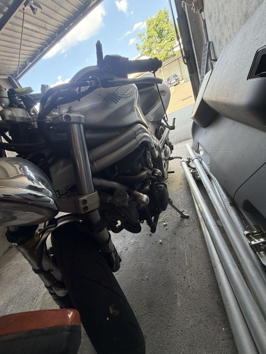 Triumph Strasse: Triumph Speed Triple 955i Unfall | Motor läuft | Bastler | E – Defekt aus Rekingen AG von AAZ01 2