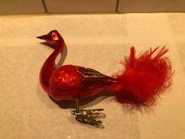 Wunderschöner, roter Glas-Vogel mit Federn-Schwanz