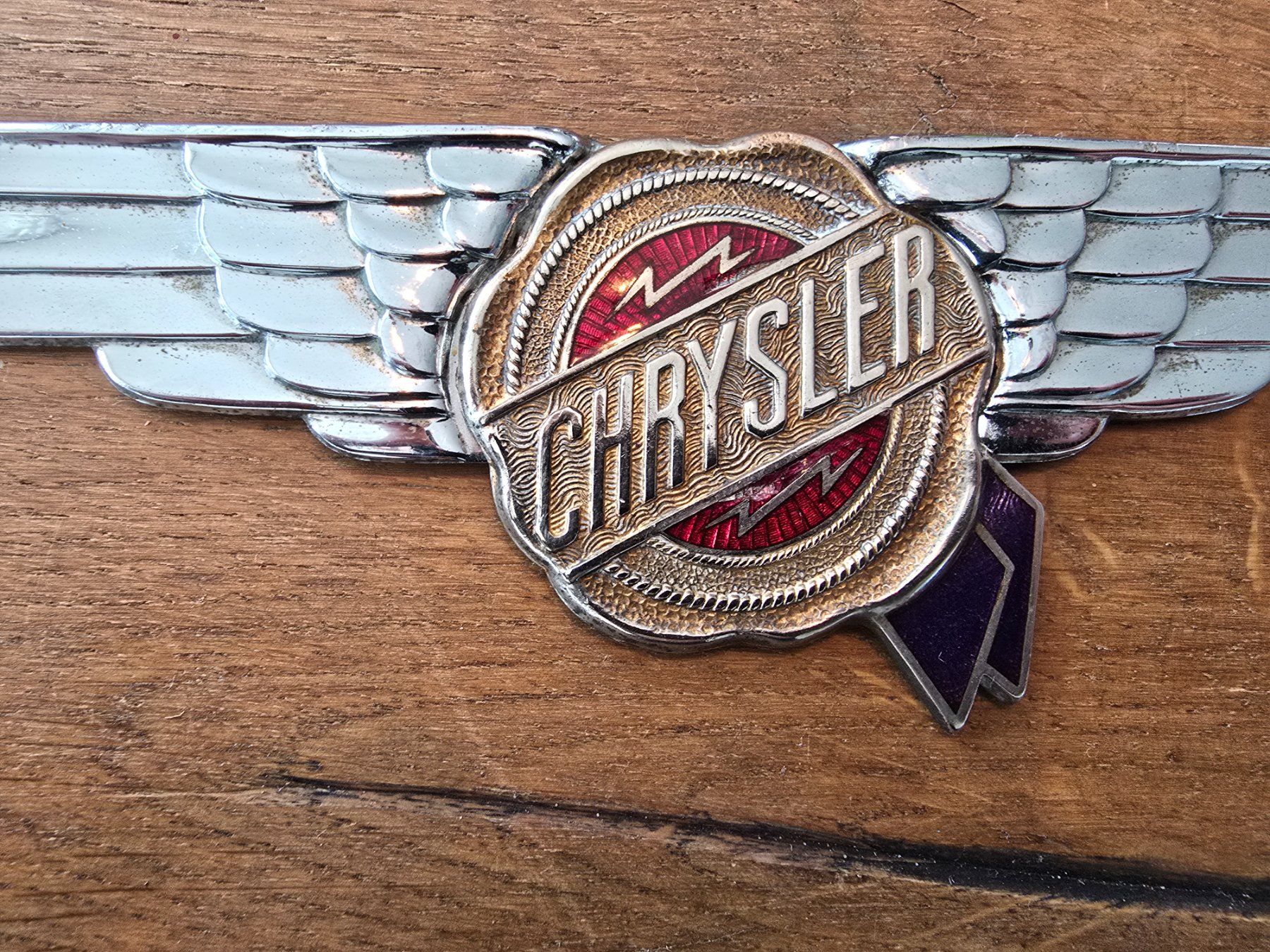 Chrysler Tutti pezzi di ricambio auto: Chrysler Oldtimer Emblem – Usato da Hüntwangen venduto da Scarciglias-Antiques 1