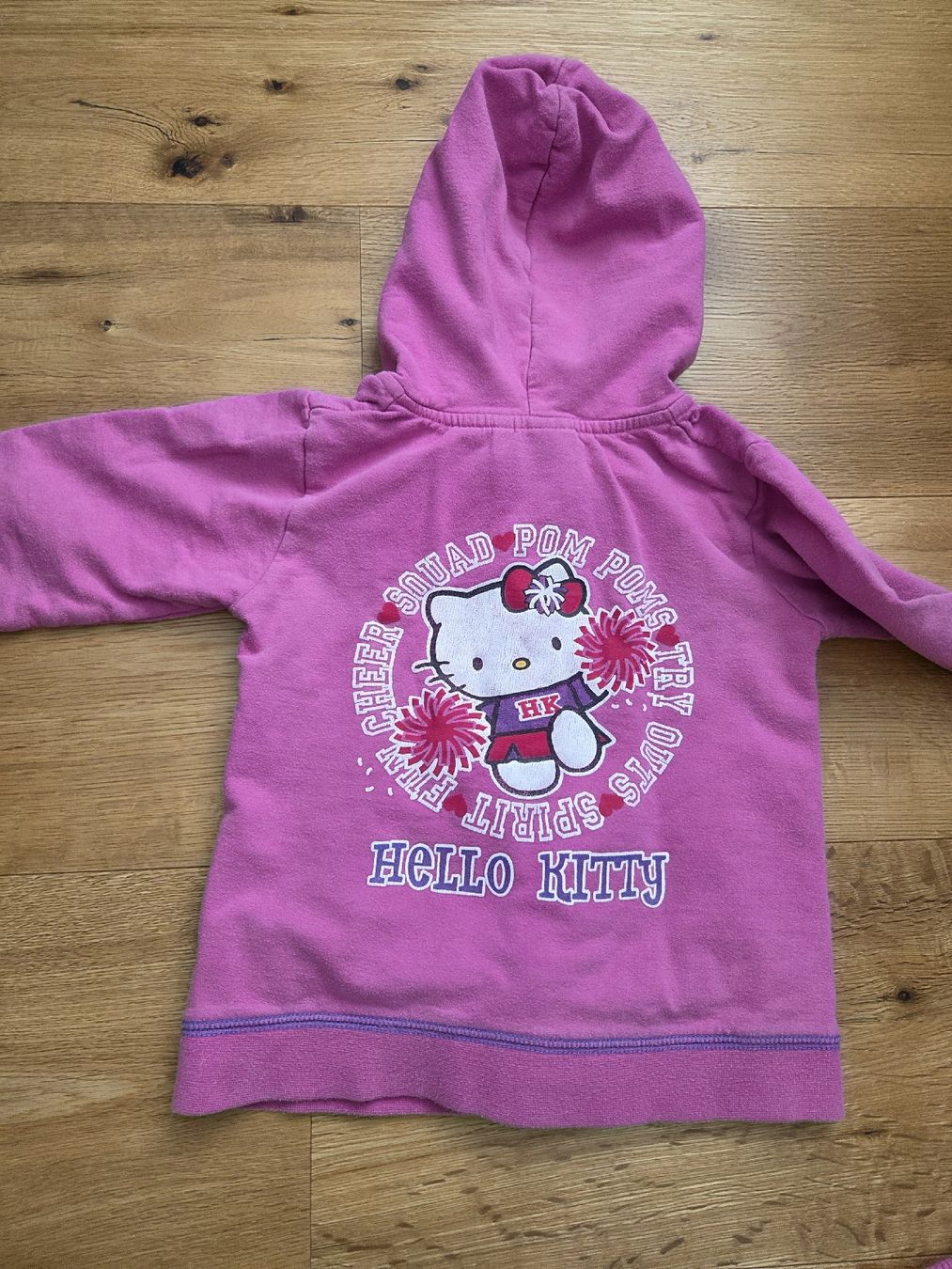 Lotti & Set di vestiti: Hello Kitty Jogginganzug, Gr. 104/110, Trainer – Usato da Ottikon venduto da swiftchocolate 3